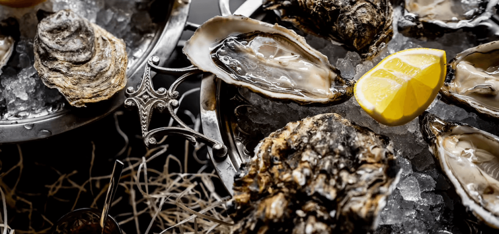Oysters and wine are a great combination. If, of course, you choose the right wine. Our sommeliers have prepared some simple tips and a list of five win-win solutions - wines that are perfect for this dish.