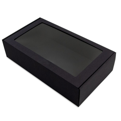 Melna dāvanu kaste ar logu